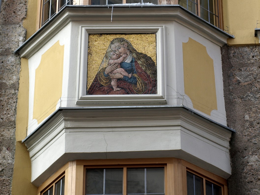 Madonna and Child Deocrating a Row Home Madonna and Child Deocrating a Row Home